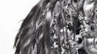 Nghệ thuật kết hợp động cơ máy với mái tóc bị kẹt thể hiện sự hỗn loạn và lo âu của con người