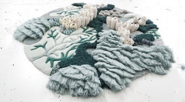 Vanessa Barragão tái chế chất thải công nghiệp dệt may thành tấm thảm đại dương thủ công
