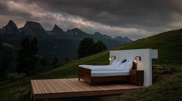 Khách sạn không sàn không vách tường, chỉ có bầu trời đêm hè và thung lũng Thụy Sĩ làm phông nền