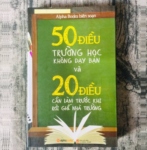 50 điều trường học không dạy bạn và 20 điều cần làm trước khi rời ghế nhà trường là cuốn sách cô đọng đúc rút ra những vấn đề mà mỗi một bạn trẻ cần biết và học cách để chuẩn bị cho mình nhiều cơ hội làm việc nhất.